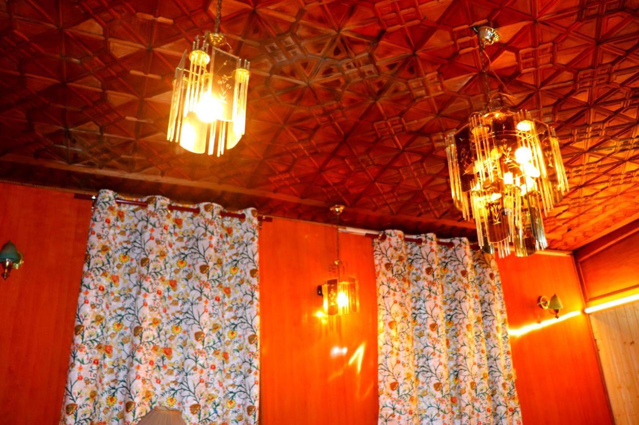 House Boat New Pala Palace Srīnagar Екстериор снимка