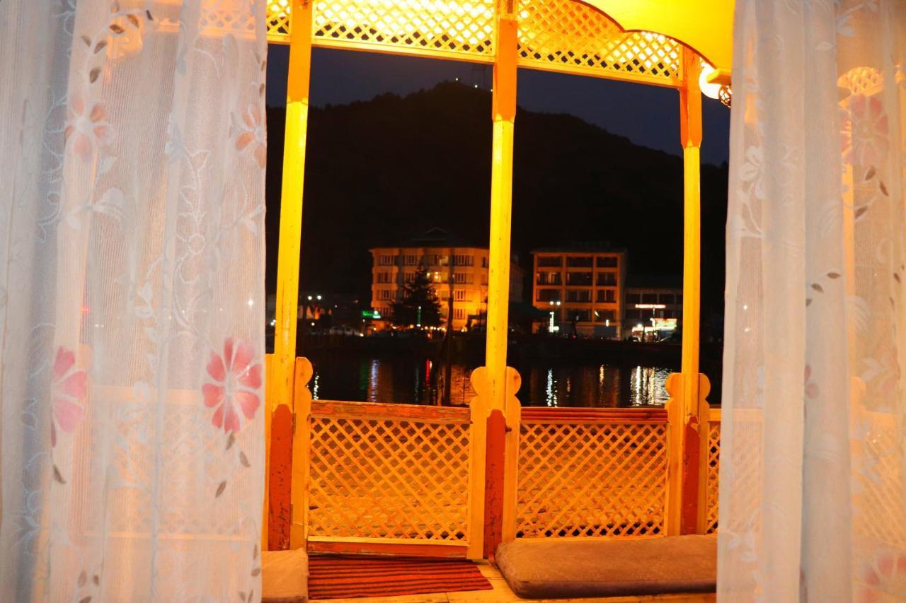 House Boat New Pala Palace Srīnagar Екстериор снимка