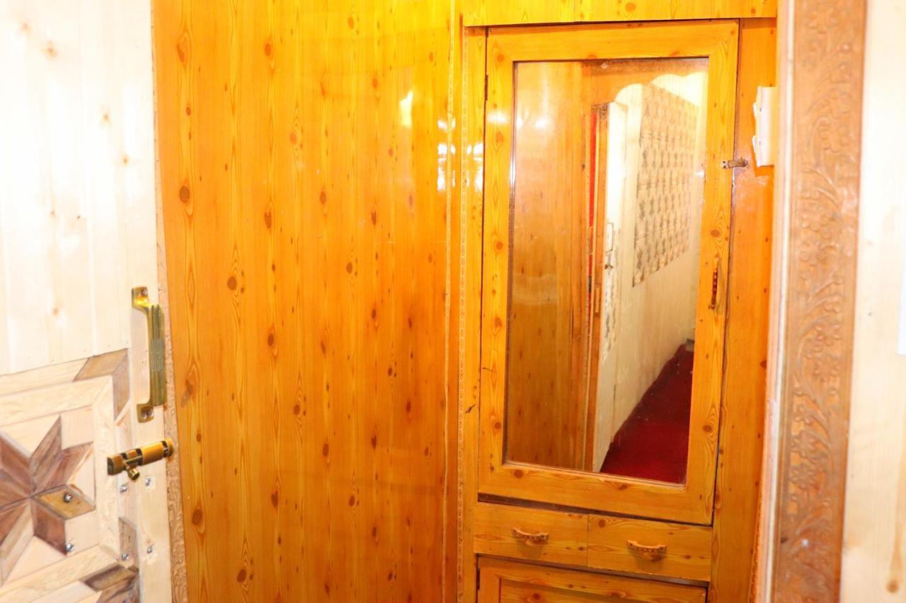 House Boat New Pala Palace Srīnagar Екстериор снимка