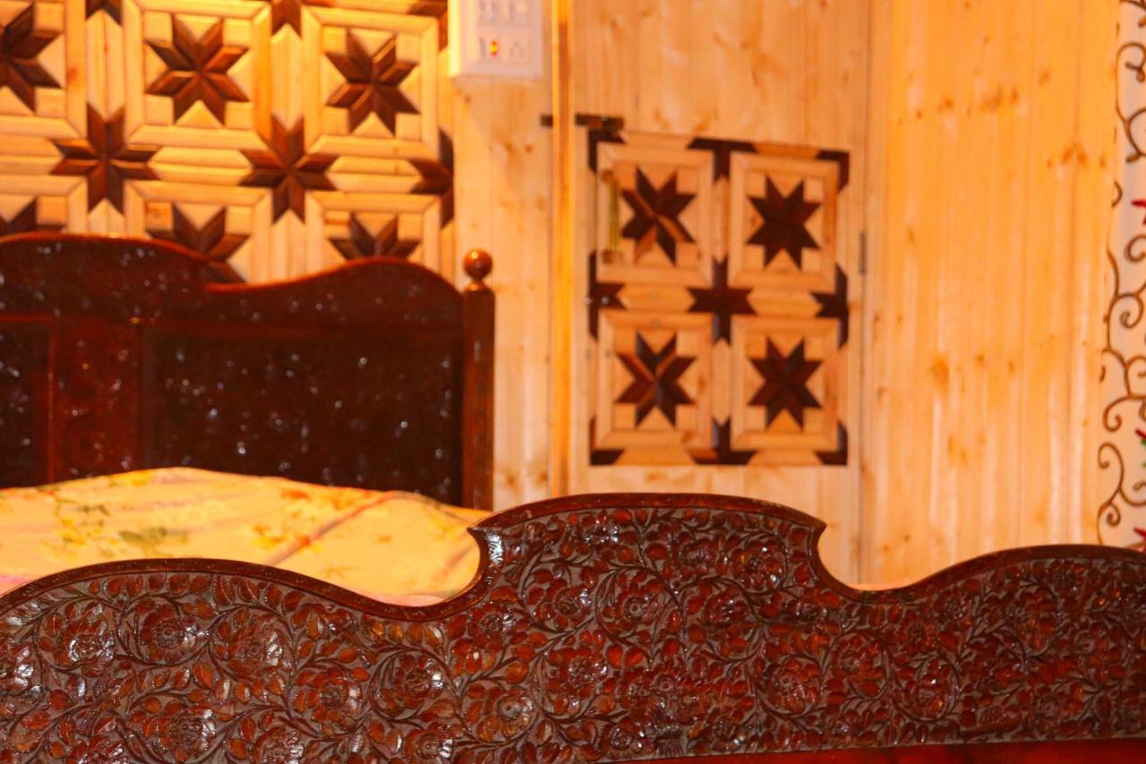 House Boat New Pala Palace Srīnagar Екстериор снимка