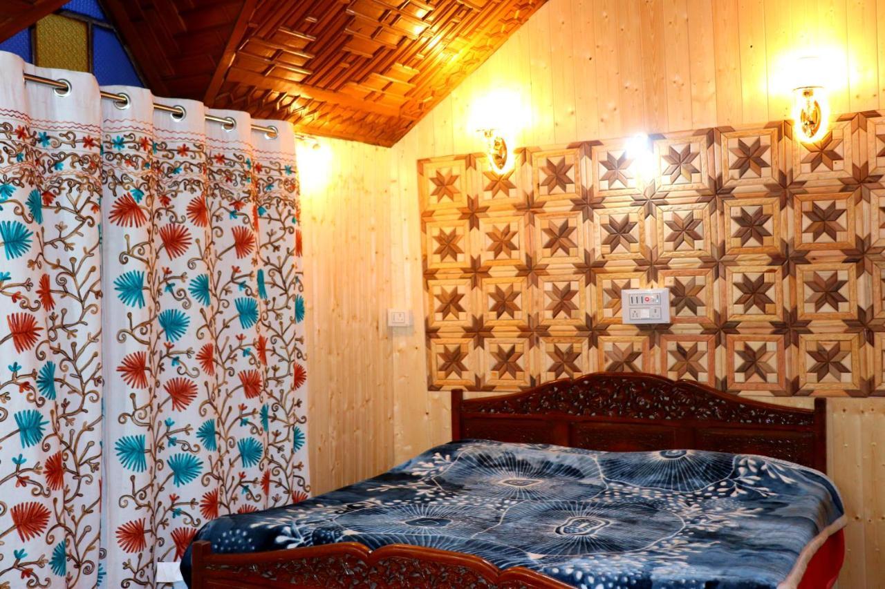 House Boat New Pala Palace Srīnagar Екстериор снимка