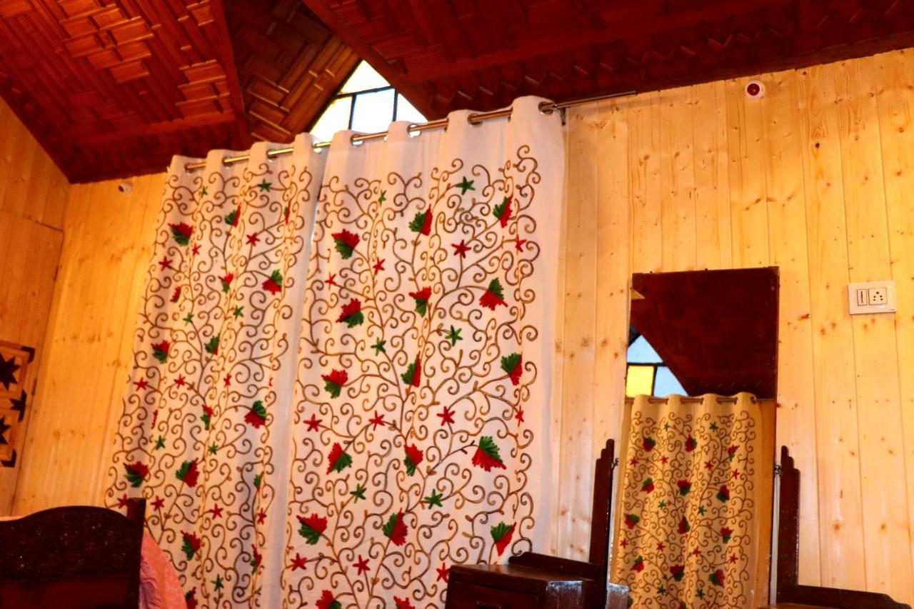 House Boat New Pala Palace Srīnagar Екстериор снимка