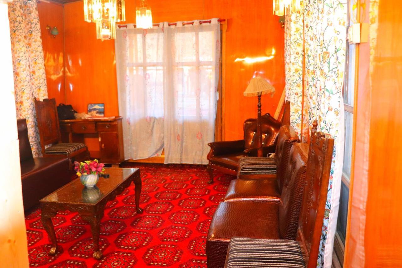 House Boat New Pala Palace Srīnagar Екстериор снимка