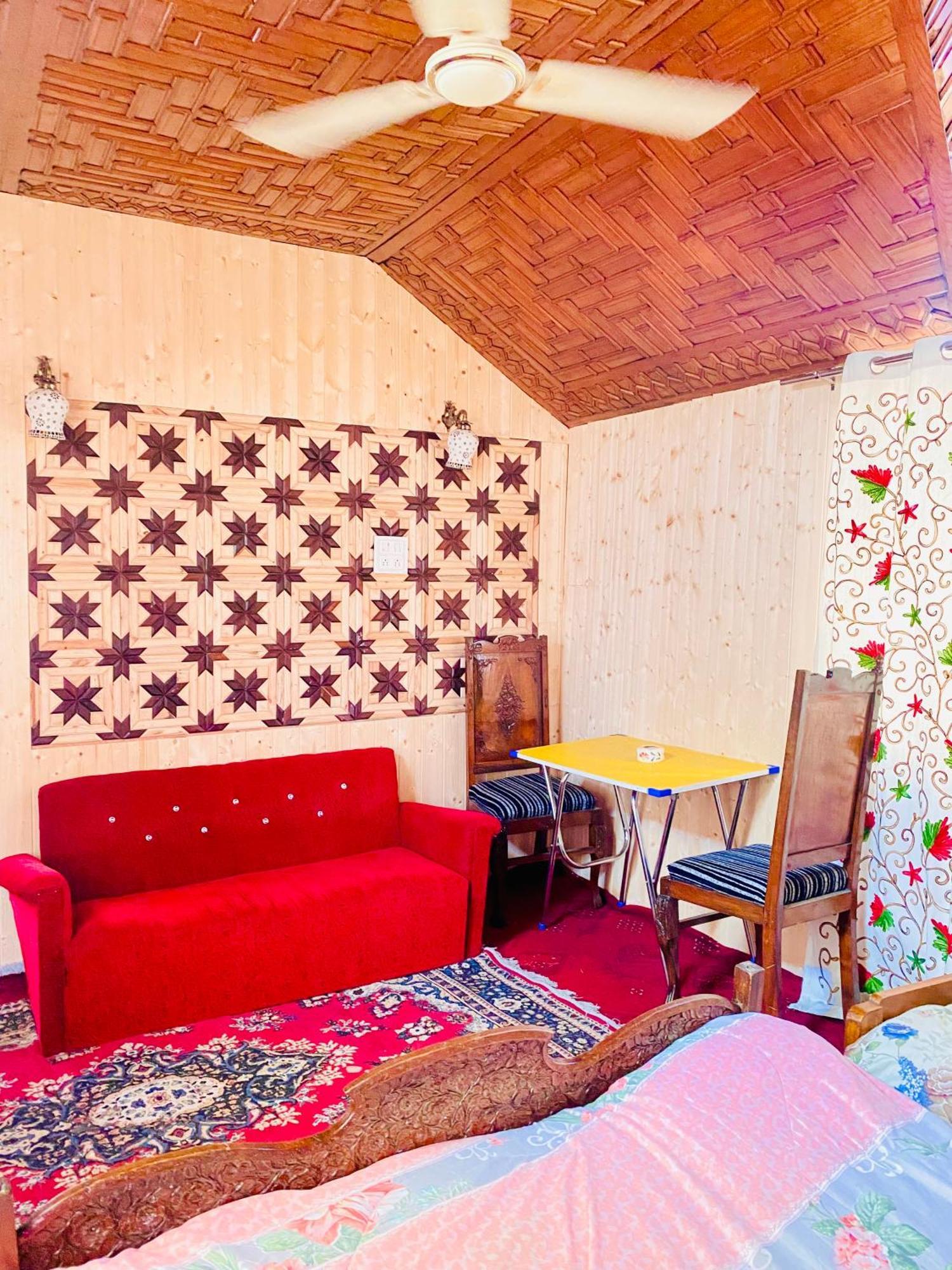 House Boat New Pala Palace Srīnagar Екстериор снимка