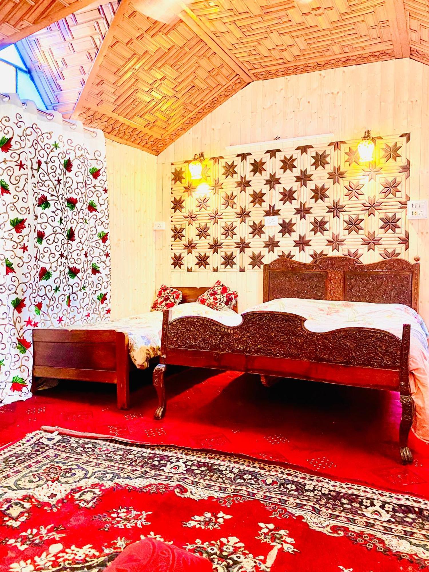 House Boat New Pala Palace Srīnagar Екстериор снимка
