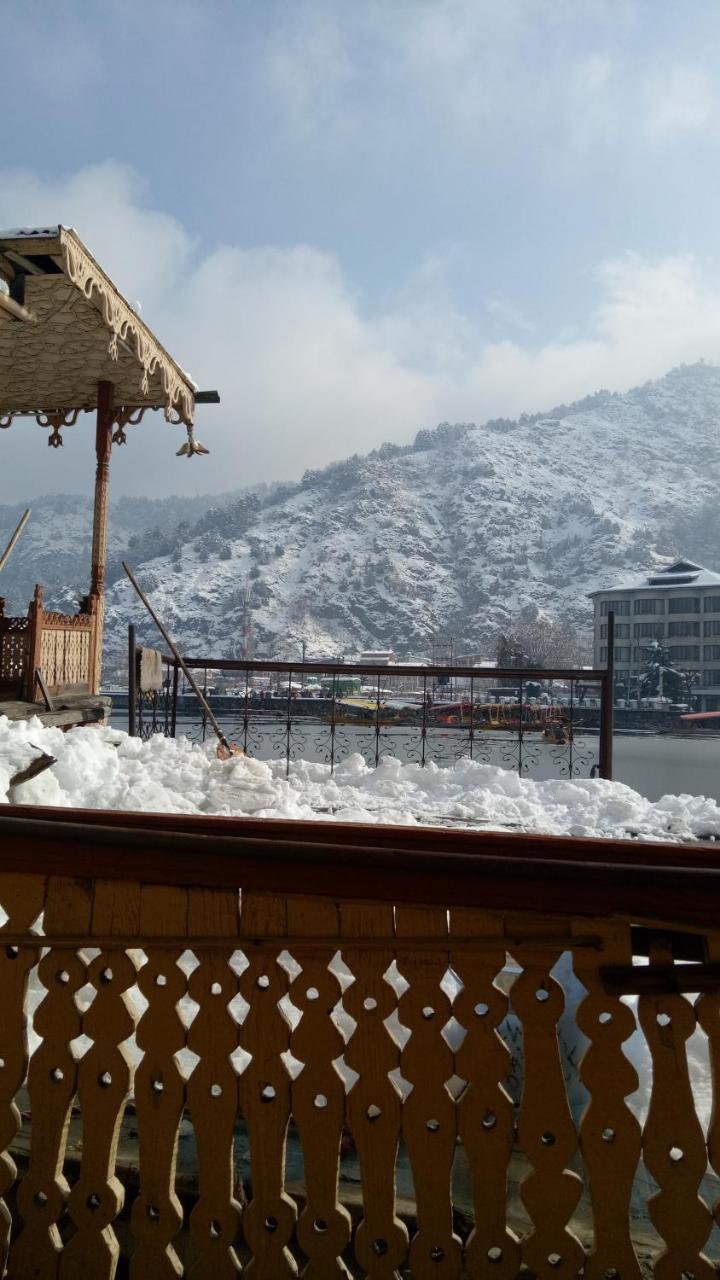 House Boat New Pala Palace Srīnagar Екстериор снимка