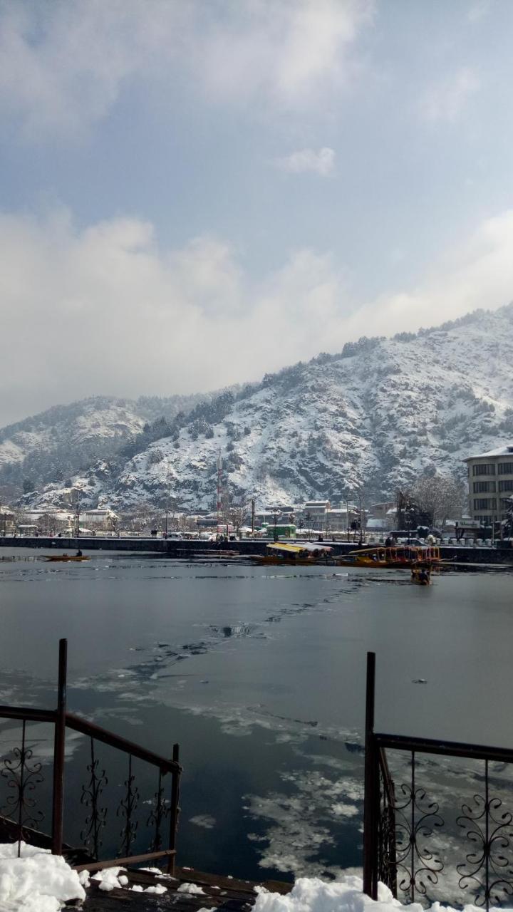 House Boat New Pala Palace Srīnagar Екстериор снимка